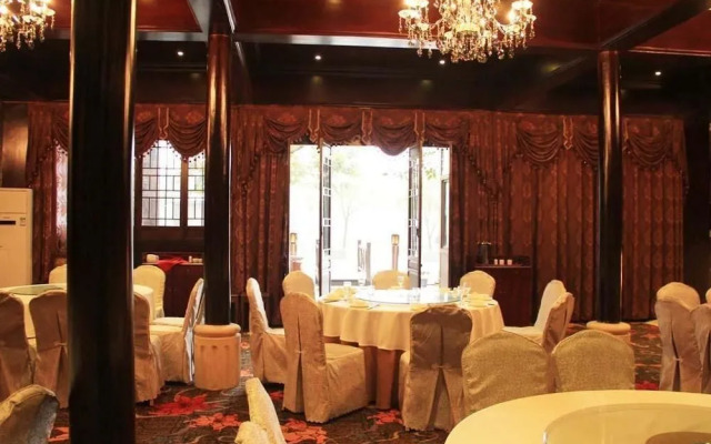 Lingxiu Impression Hotel (Emei Baoguoguo Temple)