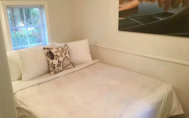 Lakeshore on Salt Spring - фото 3