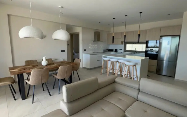 Luxurious Villa Retreat in Lourdata