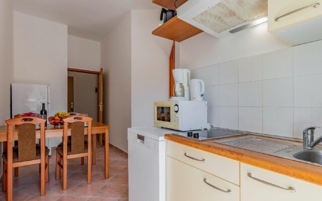 Pretty Apartment in Banjole near Sea Beach & Town Center