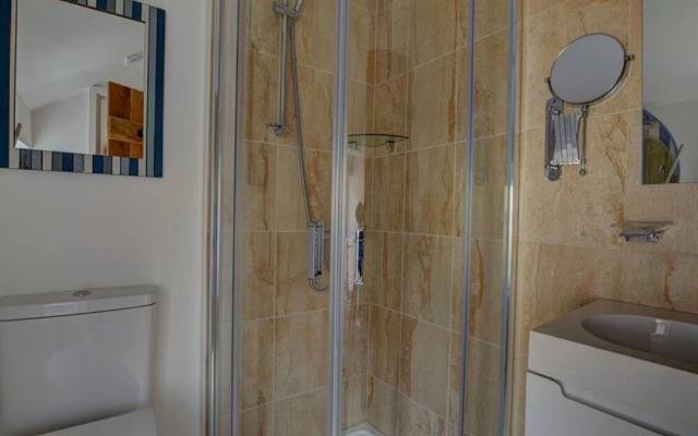 Comfortable Holiday Home in Croyde with Hot Tub