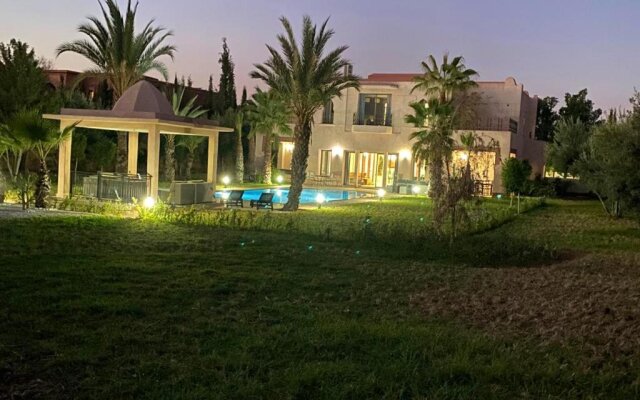 5 bedrooms villa with private pool enclosed garden and wifi at Marrakech