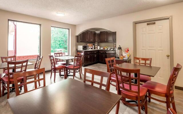 Red Roof Inn PLUS+ & Suites Opelika