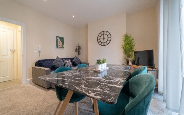 Three Bed Apt Beach View Brighton by Sojo Stay