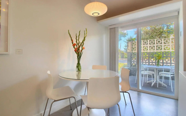 Travis Heights Modern I