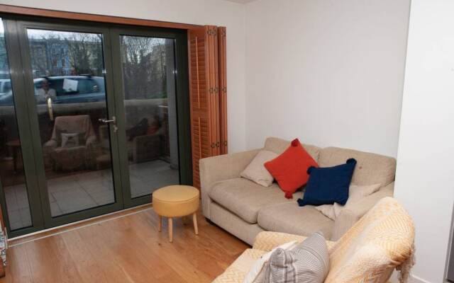 Modern 1 Bedroom Whapping Flat