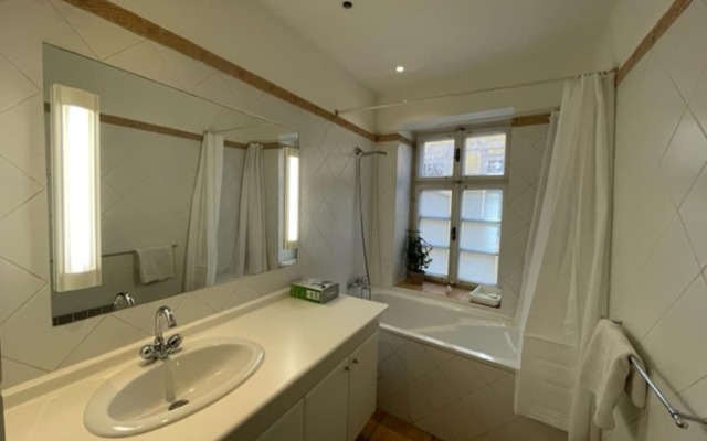 1 Bed Flat - Sleeps 4 - Balcony - Wifi