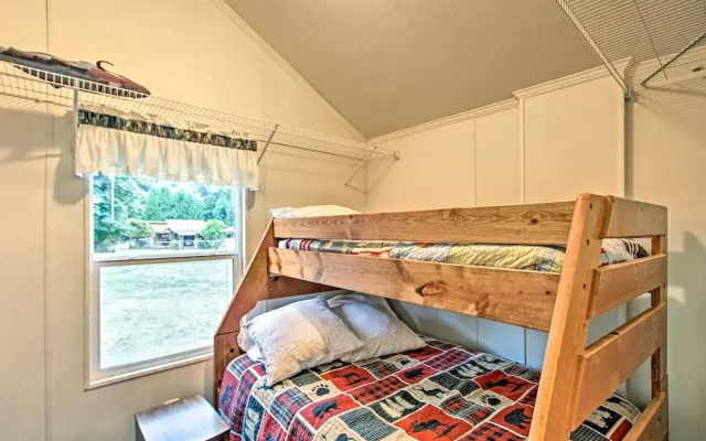Woodsy Packwood Haven w/ Golf Course Access!