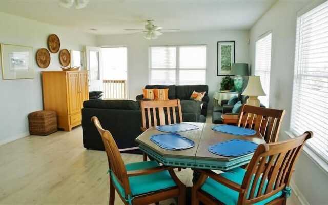 Spacious Retreat W/expansive Yard & Beach Access!