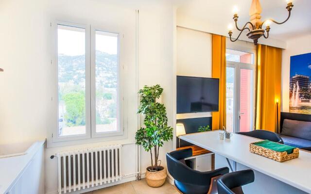 #3 Toulon CENTRE, BALCON, LUMINEUX, STATIONNEMENT FACILE, TOUT CONFORT