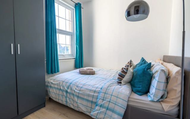 Captivating 4-bed House in Dartford