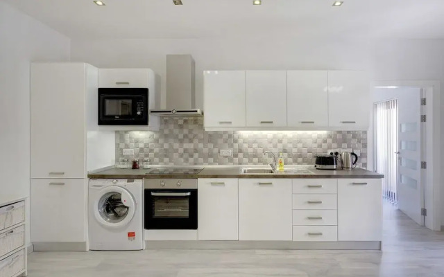 Stylish 2BR Apart, Steps Away from the Beach