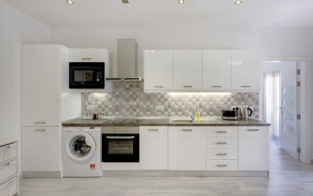 Splendid Apartment, Steps Away From the Sea