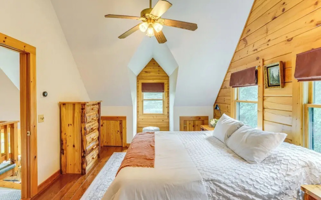 Spacious Wilmington Cabin: Walk to Lake