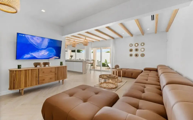 NEW 5br5 5BA Villa Private Pool Close 2 Beach