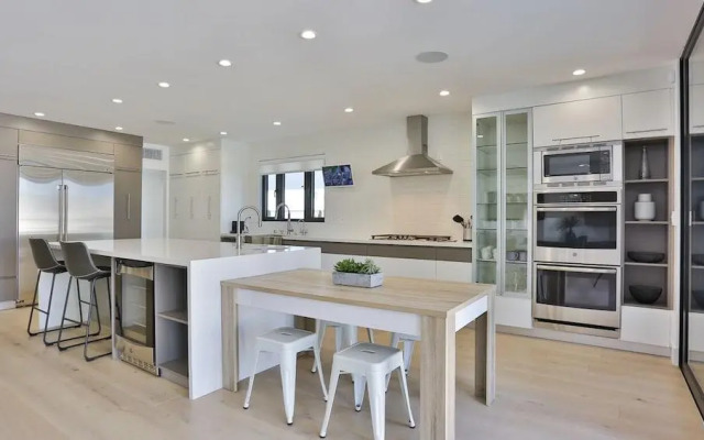 Spacious 5 Bedroom West Hollywood Home With Pool