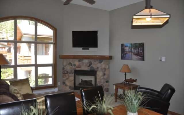 Sun Peaks Accommodation by Bear Country