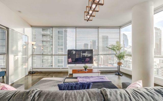 Elegant 2BR Condostunning Downtown Views!