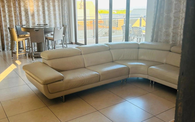 Bluewave Villa at 944 Kota