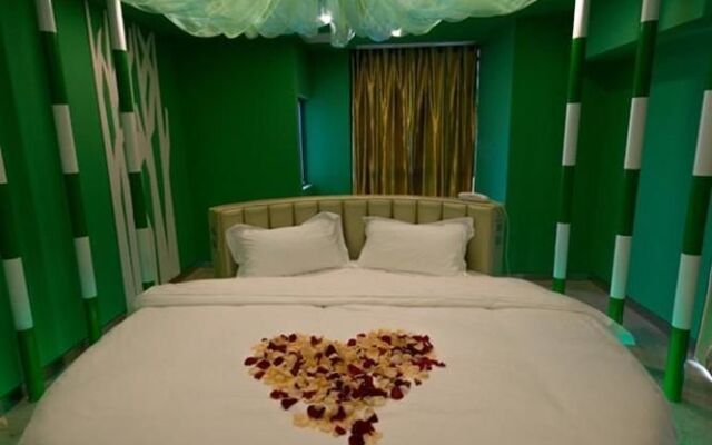 Leaf and Love Theme Hotel