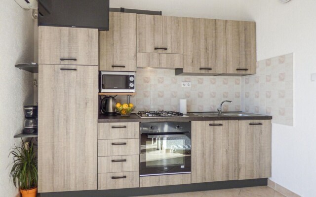 Awesome Home in Mimice With Wifi and 2 Bedrooms