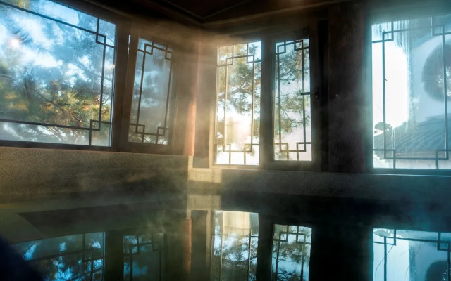 Laoshan Swan Castle Vacation Garden B&B