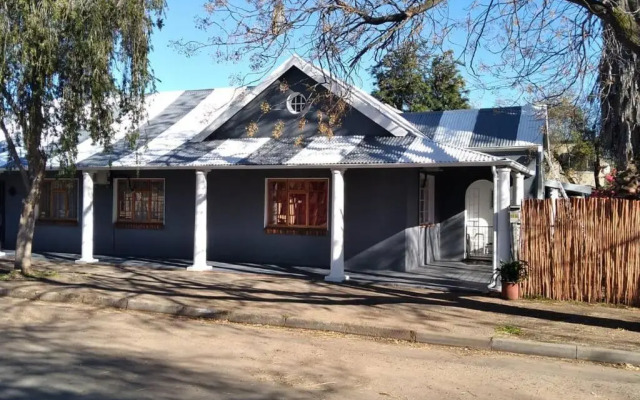 Karoo Refresh Cheerful 2 Bedroom House