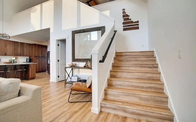 Modern Donnelly Cabin w/ Private Hot Tub