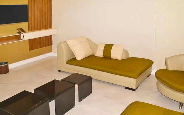 OYO 618 Taya Hotel