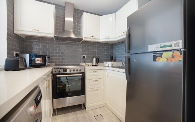 Luxe Studio Near Discovery Gardens Metro Station