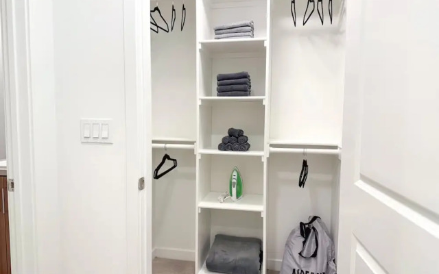 Sunny Home in Mid-hollywood Pool Free Parking