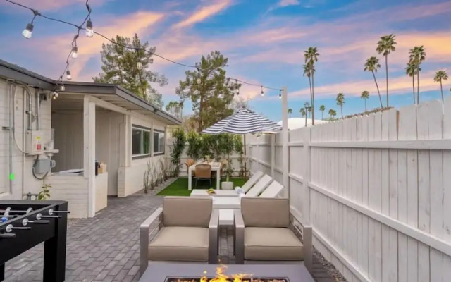 Brilliance-fire Pit & Foosball-walk to Old Town