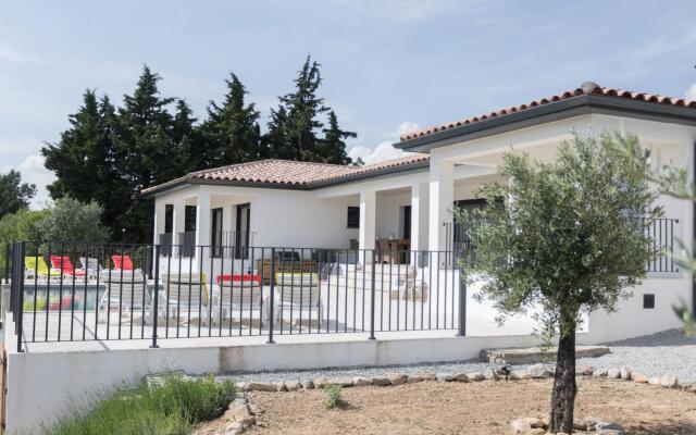 Modern Villa in Azille with Private Pool and Jacuzzi