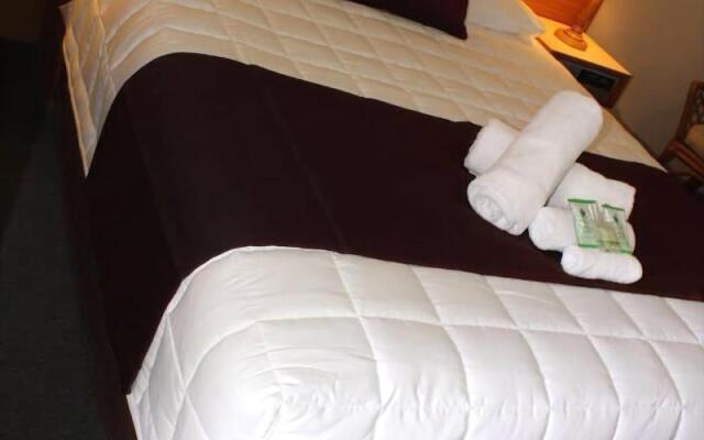Tabourie Lake Motor Inn Resort – Guest Rooms – Lake Tabourie