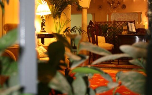 Sevilla Embassy All i-n eed