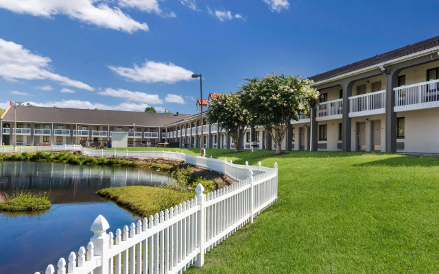 Rodeway Inn At Fort Lee
