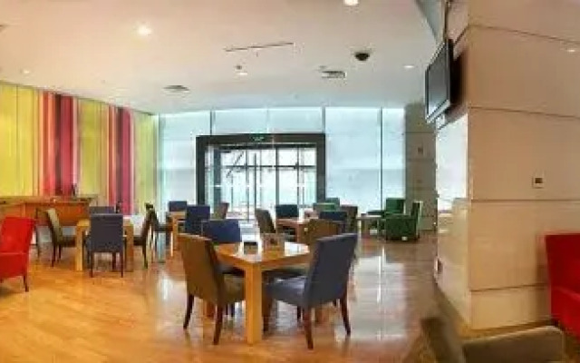 Holiday Inn Shanghai Jing'an by IHG