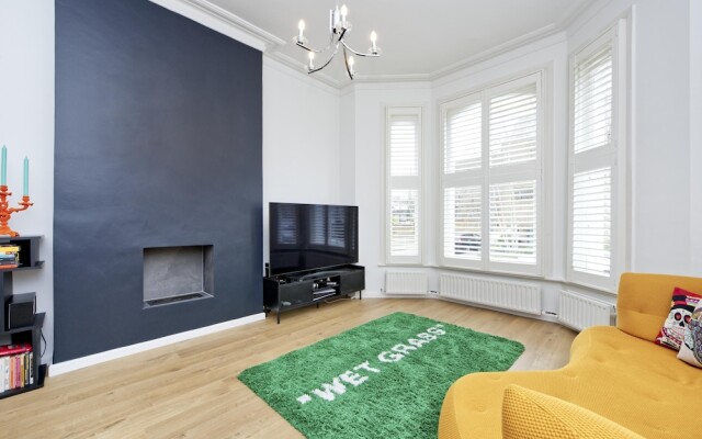 Beautiful Battersea Garden Flat by Underthedoormat