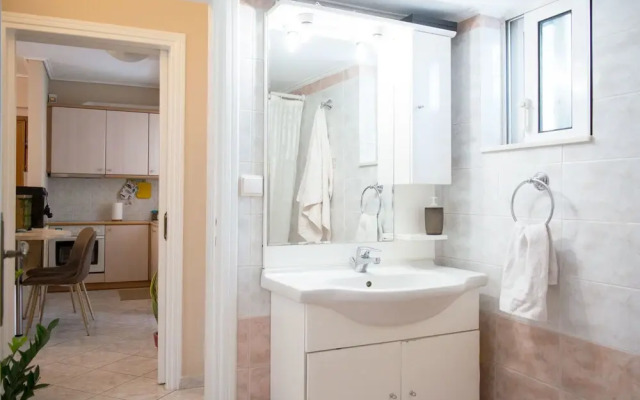 Aphrodite 6th flr apt 5' from metro