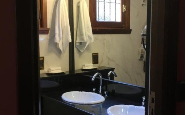 Los Nobles Hostal de Bosque