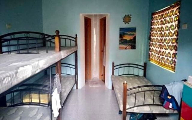 Arty Party Beach Hostel Dorm Room 5pax
