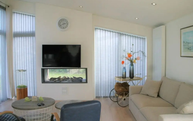 Beautiful Holiday Home With Decorative Fireplace