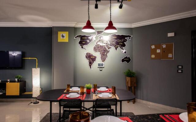 The Terminal 2 Stay - Steps From Nightlife and Airport