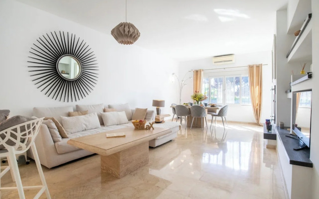 Puerto Banus Near La Sala By The Sea