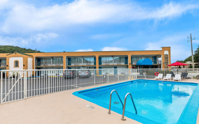 Days Inn by Wyndham Clayton