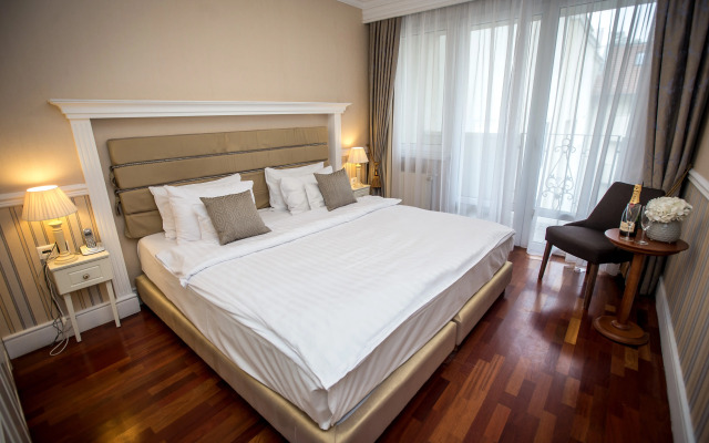 Queen's Court Hotel & Residence