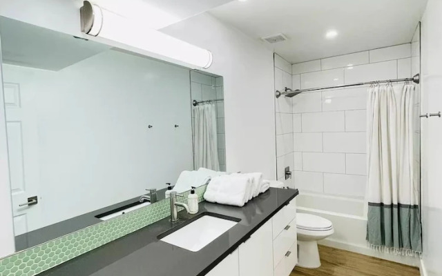 Walkable OTS Mid Century Condo-Pool