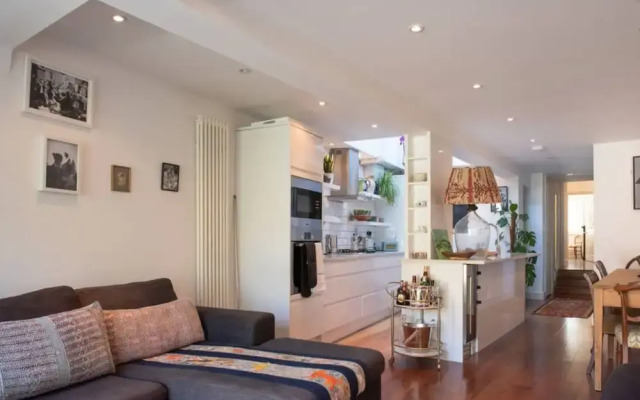 Stylish 2 Bedroom Flat Overlooking The River