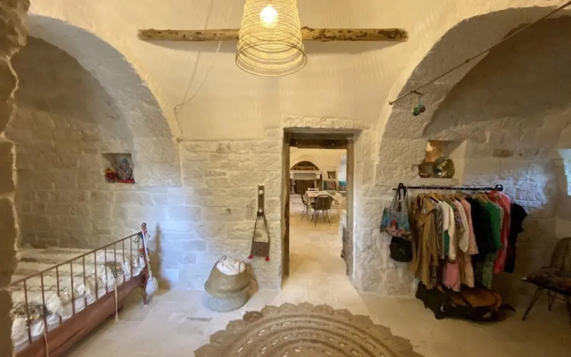 Ecletic garden trullo for 4 near Alberobello