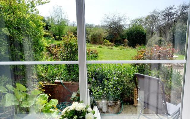 Luxurious Entire Studio in Axminster Suitable for